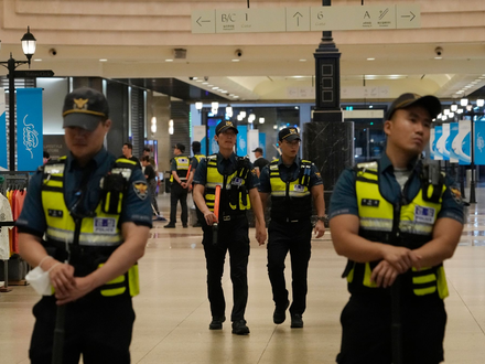 Polizisten patrouillieren am Tatort in der Nähe einer U-Bahn-Station in Seongnam. - Foto: Ahn Young-joon/AP/dpa