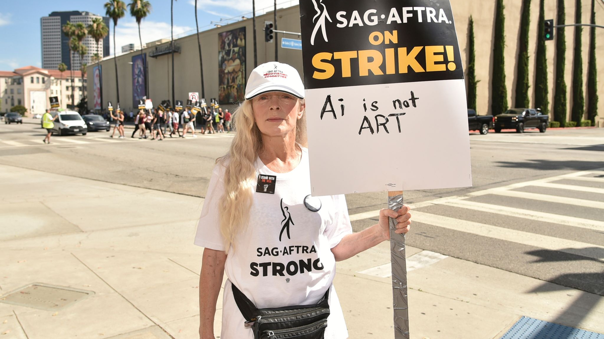 Die britisch-amerikanische Theater- und Filmschauspielerin Frances Fisher steht mit einem Streikschild vor den Warner Bros. Studios. - Foto: Richard Shotwell/Invision/AP/dpa
