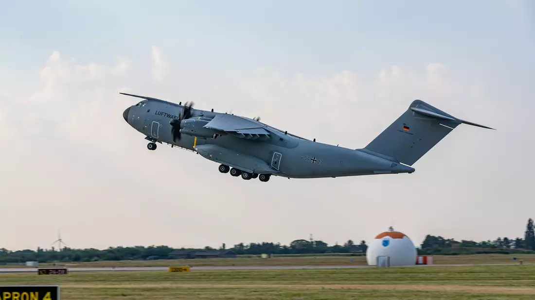 Ein Transportflugzeug vom Typ A400M hat nach Angaben der Bundeswehr den Flughafen von Nigers Hauptstadt Niamey verlassen (Archivbild). - Bild: Francis Hildemann/Bundeswehr/dpa