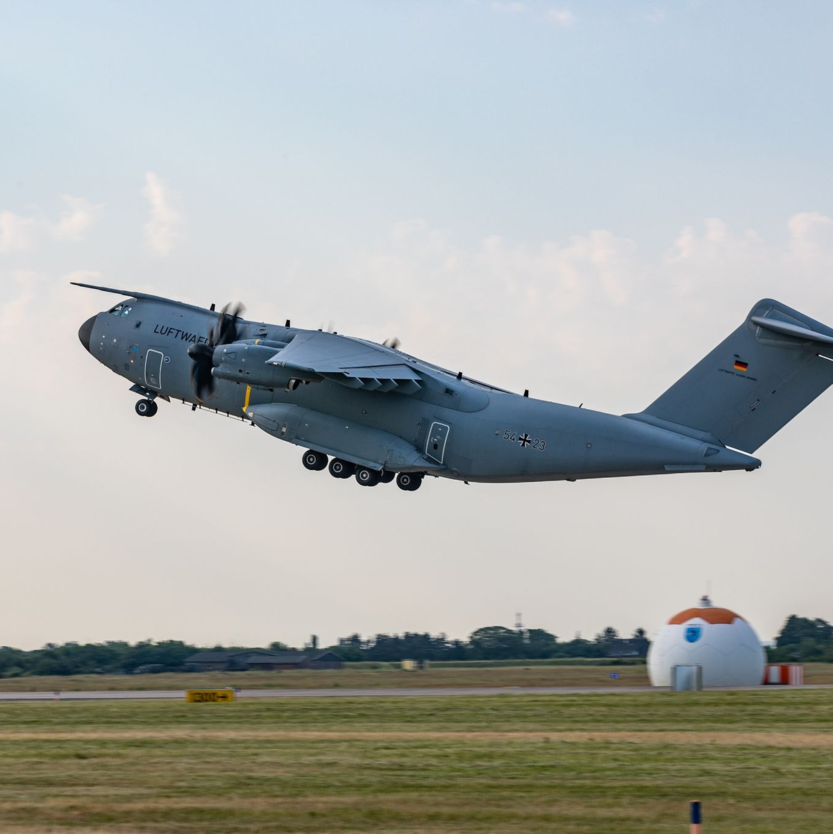 Ein Transportflugzeug vom Typ A400M hat nach Angaben der Bundeswehr den Flughafen von Nigers Hauptstadt Niamey verlassen (Archivbild). - Foto: Francis Hildemann/Bundeswehr/dpa