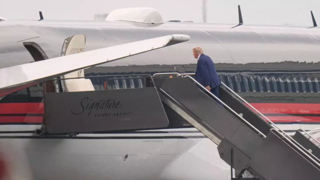 Donald Trump, ehemaliger Präsident der USA, geht an Bord seines Flugzeug am Newark Liberty International Airport. - Bild: Seth Wenig/AP/dpa