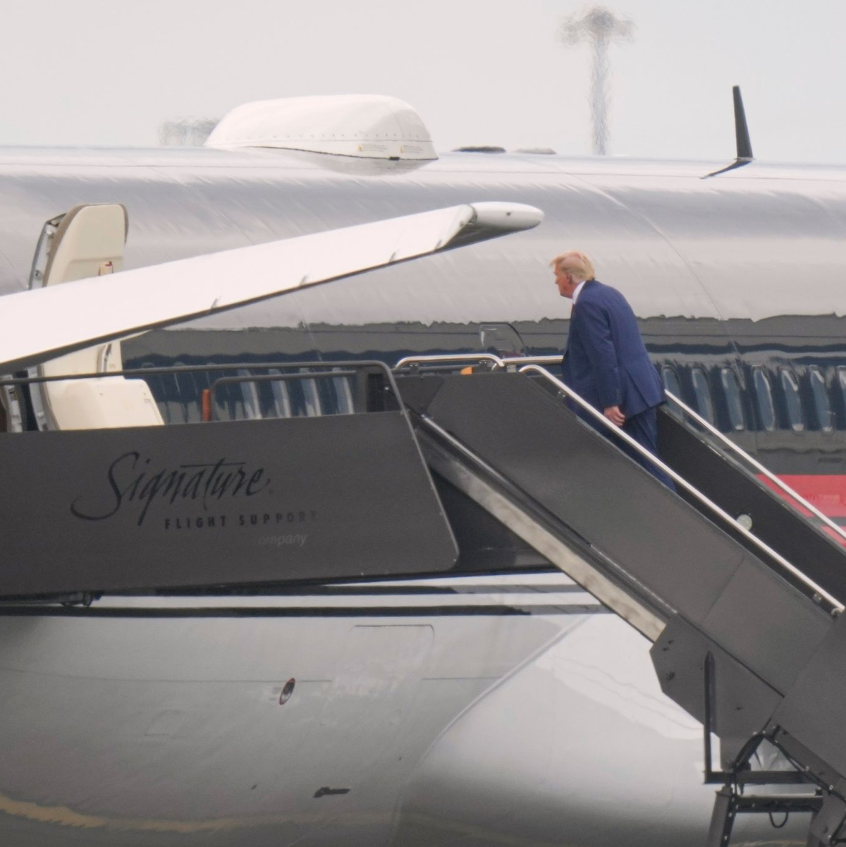 Donald Trump, ehemaliger Präsident der USA, geht an Bord seines Flugzeug am Newark Liberty International Airport. - Foto: Seth Wenig/AP/dpa