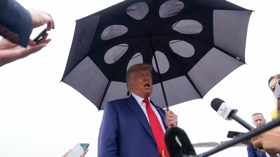 Ex-US-Präsident Donald Trump droht im Fall einer Verurteilung eine jahrzehntelange Haftstrafe. - Bild: Alex Brandon/AP