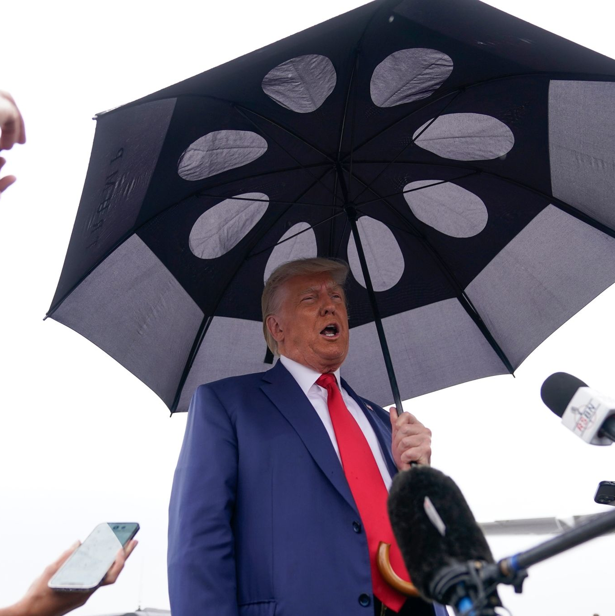 Ex-US-Präsident Donald Trump droht im Fall einer Verurteilung eine jahrzehntelange Haftstrafe. - Foto: Alex Brandon/AP