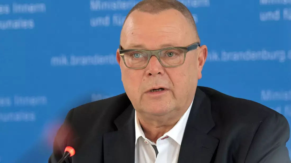 Fordert feste Kontrollen an der Grenze zu Polen: Brandenburgs Innenminister Michael Stübgen (CDU). - Bild: Michael Bahlo/dpa