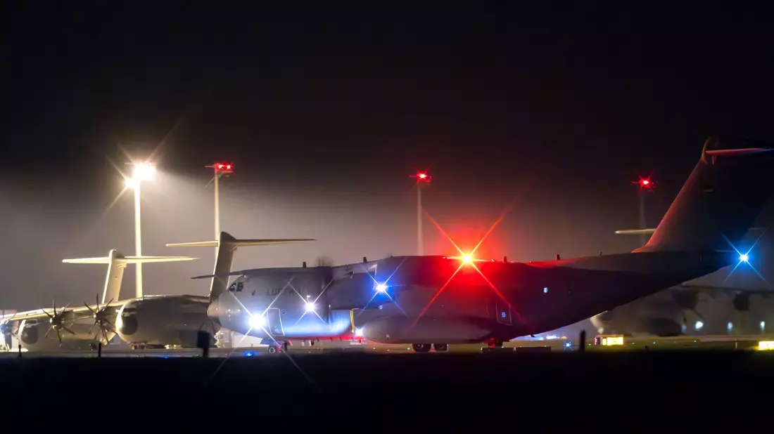 Ein Transportflugzeug vom Typ A400M der deutschen Luftwaffe landet am Fliegerhorst Wunstorf. - Bild: Sina Schuldt/dpa
