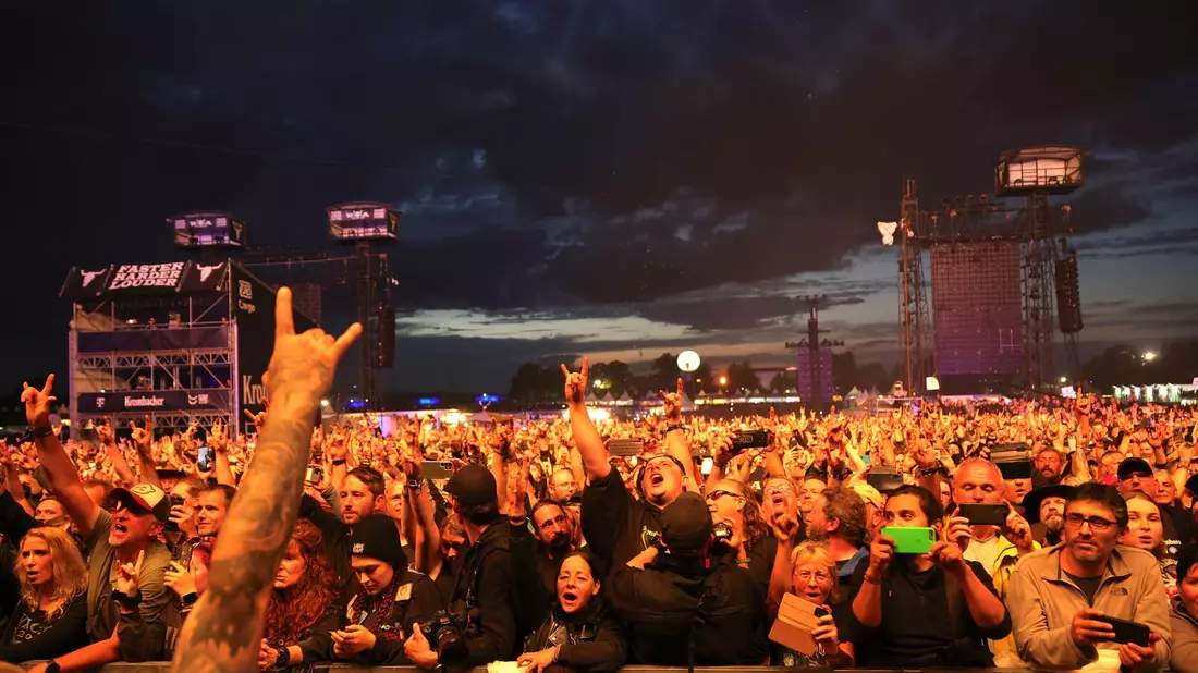«Holy Ground» nennen die Fans das Gelände vor den Hauptbühnen. - Bild: Christian Charisius/dpa