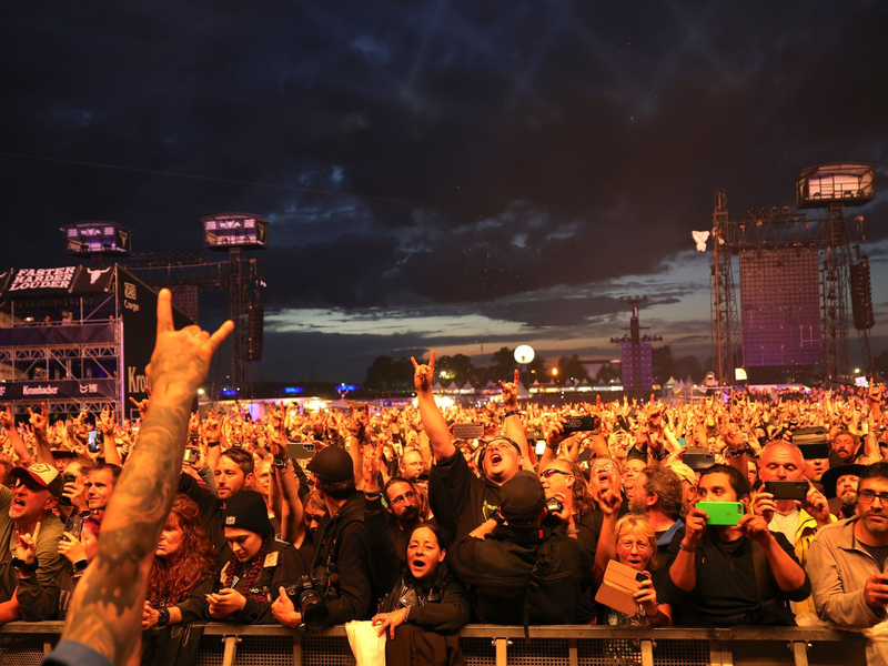 «Holy Ground» nennen die Fans das Gelände vor den Hauptbühnen. - Foto: Christian Charisius/dpa