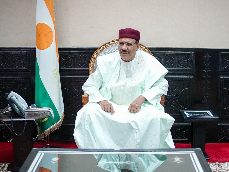 Der 63-jährige Mohamed Bazoum, seine Ehefrau und sein Sohn werden seit 16 Tagen in ihrer Residenz festgehalten. - Foto: Kay Nietfeld/dpa