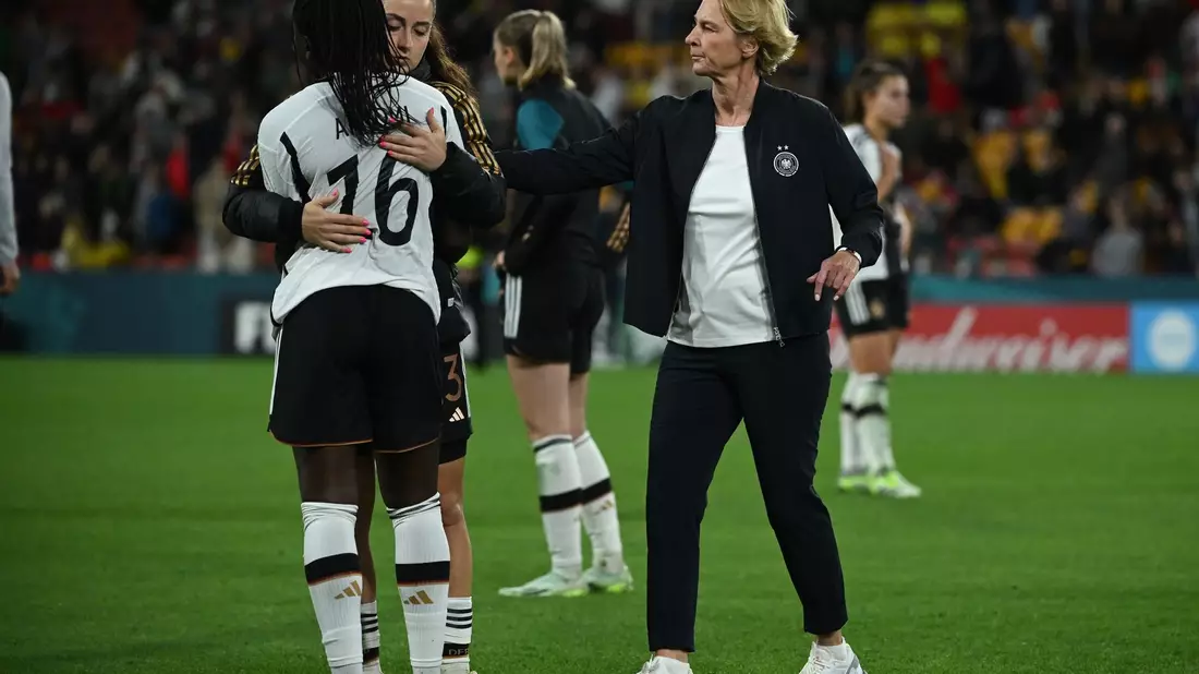Trost nach dem Aus: Nicole Anyomi, Sara Däbritz und Trainerin Martina Voss-Tecklenburg (v.l.n.r). - Bild: Sebastian Christoph Gollnow/dpa