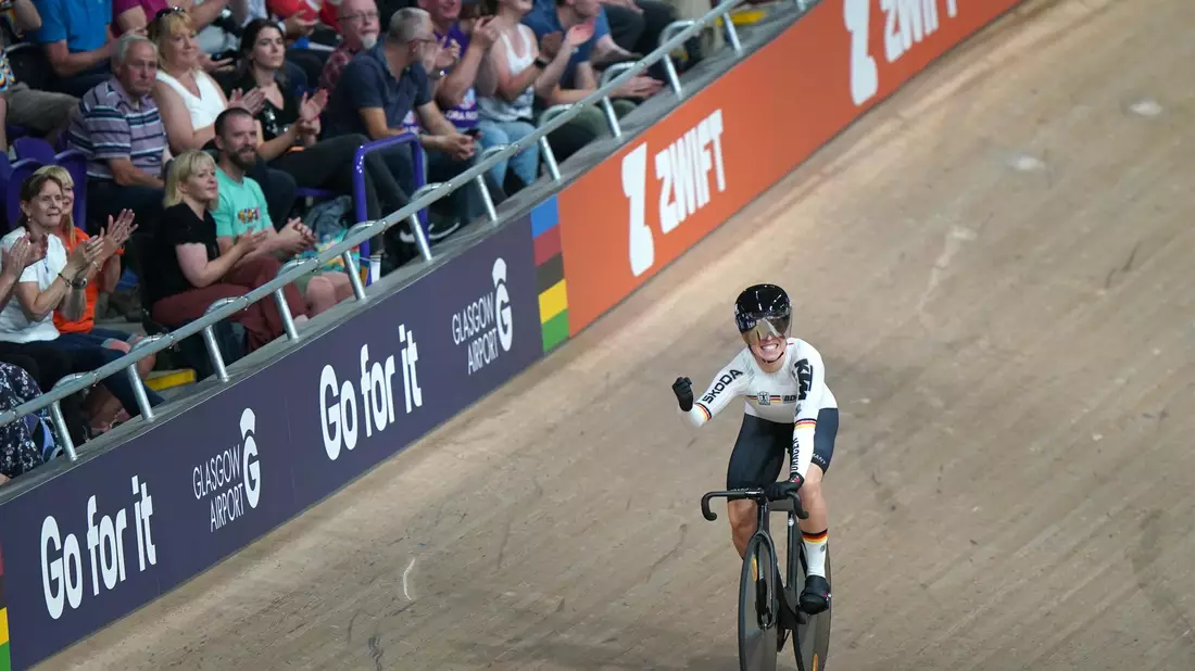 Ist in Glasgow auf Goldkurs: Emma Hinze jubelt in Schottland. - Bild: Tim Goode/PA Wire/dpa