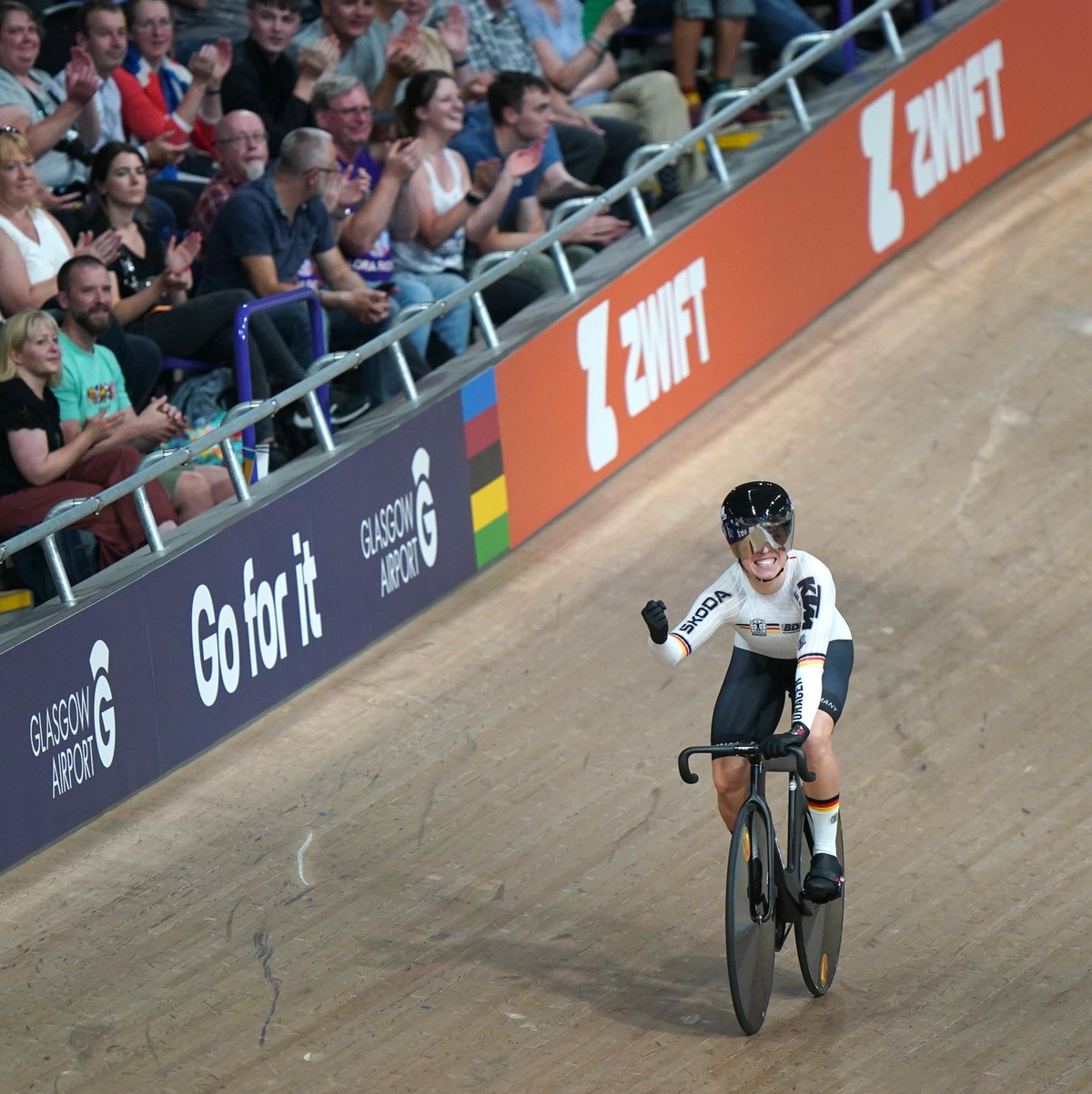 Ist in Glasgow auf Goldkurs: Emma Hinze jubelt in Schottland. - Foto: Tim Goode/PA Wire/dpa