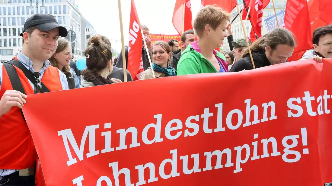 «Mindestlohn statt Lohndumping!»: Der Streit um eine weitere Erhöhung des Mindestlohns in Deutschland geht weiter. - Bild: picture alliance / dpa