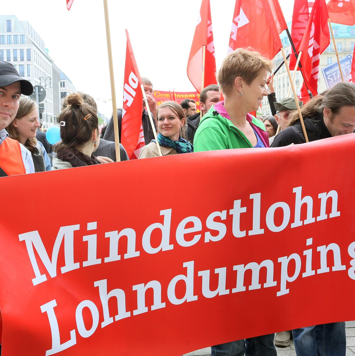 «Mindestlohn statt Lohndumping!»: Der Streit um eine weitere Erhöhung des Mindestlohns in Deutschland geht weiter. - Foto: picture alliance / dpa