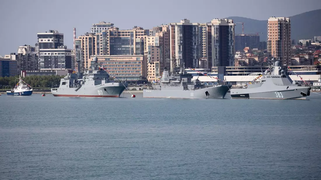 Russische Kriegsschiffe in Noworossijsk: Die im Gebiet Krasnodar gelegene Hafenstadt ist ein Stützpunkt der russischen Schwarzmeerflotte (Symbolfoto). - Bild: AP/dpa