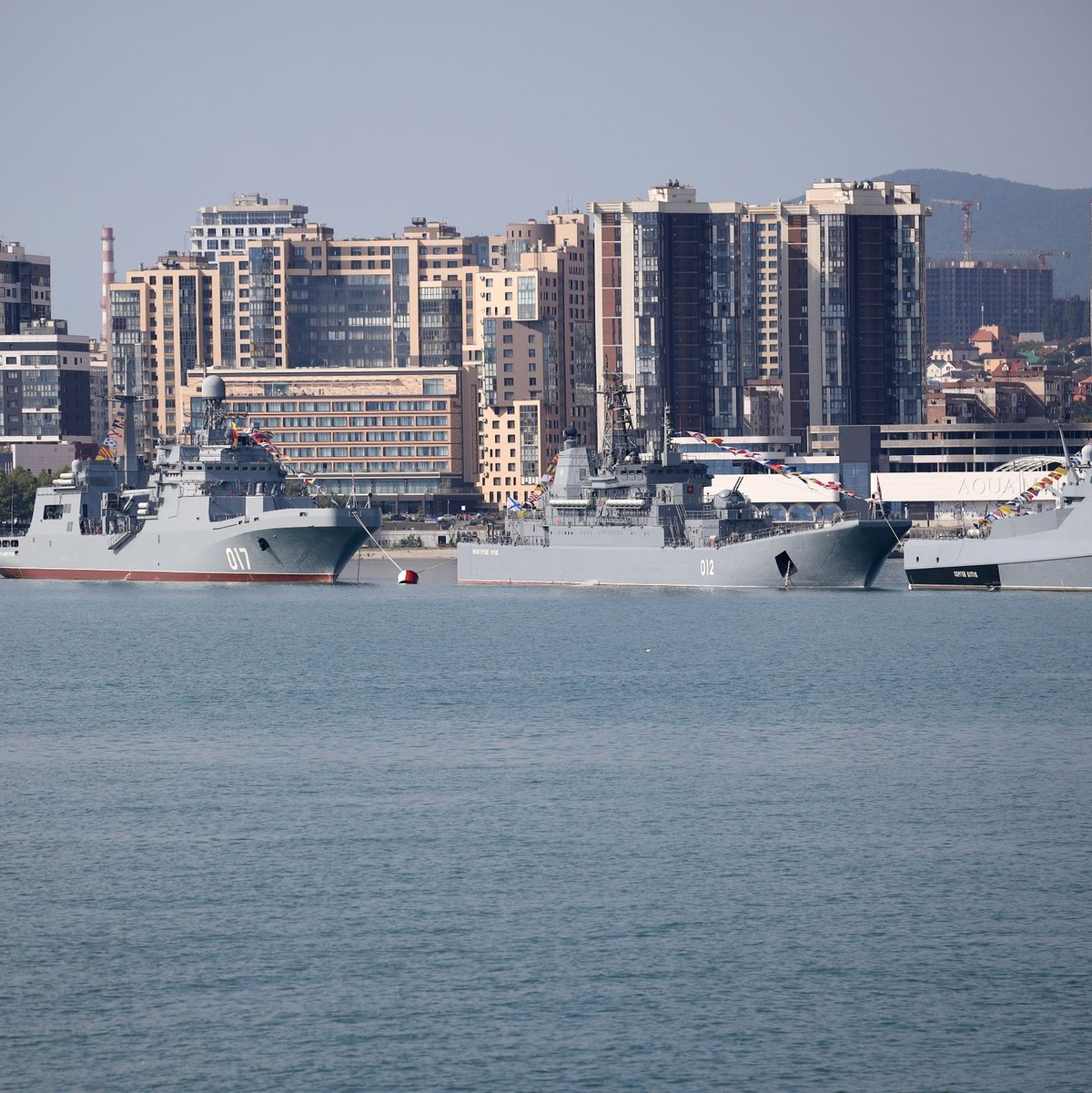 Russische Kriegsschiffe in Noworossijsk: Die im Gebiet Krasnodar gelegene Hafenstadt ist ein Stützpunkt der russischen Schwarzmeerflotte (Symbolfoto). - Foto: AP/dpa