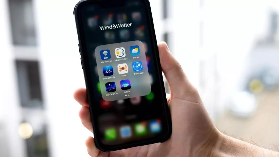 Verschiedene Wetter-Apps auf einem Smartphone. Was können sie? - Bild: Sina Schuldt/dpa