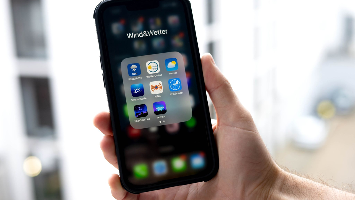 Verschiedene Wetter-Apps auf einem Smartphone. Was können sie? - Foto: Sina Schuldt/dpa