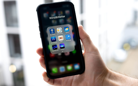 Verschiedene Wetter-Apps auf einem Smartphone. Was können sie? - Foto: Sina Schuldt/dpa
