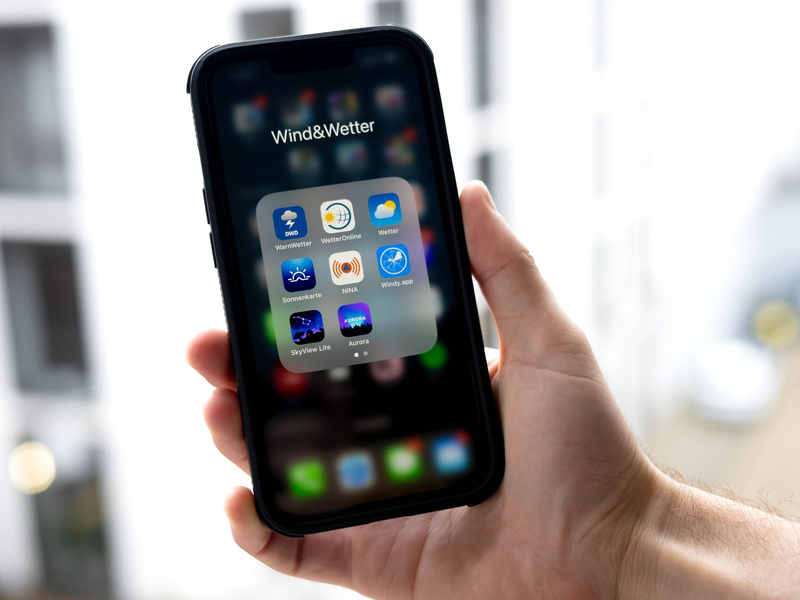 Verschiedene Wetter-Apps auf einem Smartphone. Was können sie? - Foto: Sina Schuldt/dpa