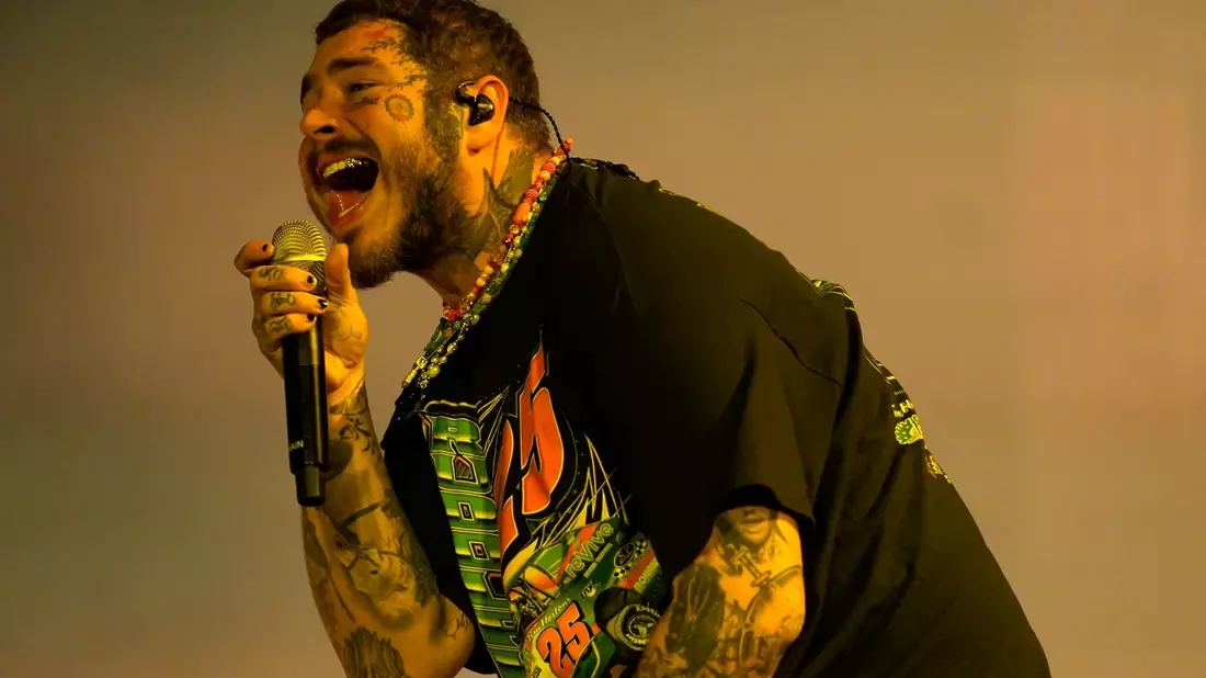 Popstar Post Malone setzt fast alles auf eine Karte. - Bild: Rob Grabowski/Invision/dpa