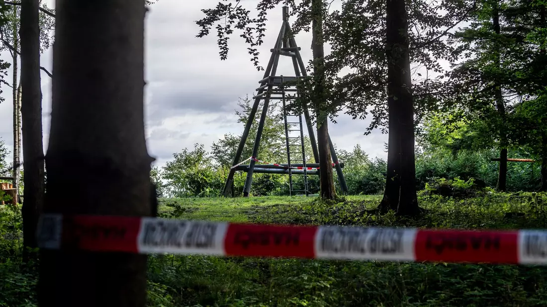 Von diesem drei Meter hohen Aussichtsturm in Tschechien stürzte eine Kindergruppe herab. - Bild: Hájek Ondøej/CTK/dpa