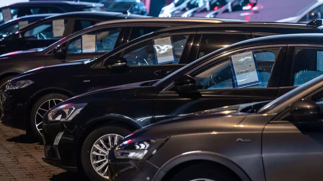 Neuwagen in einem Ford-Autohaus: Das Kraftfahrtbundesamt veröffentlicht die Zahlen für Neuzulassungen. - Bild: Hendrik Schmidt/dpa