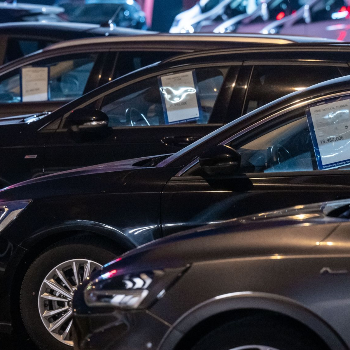 Neuwagen in einem Ford-Autohaus: Das Kraftfahrtbundesamt veröffentlicht die Zahlen für Neuzulassungen. - Foto: Hendrik Schmidt/dpa