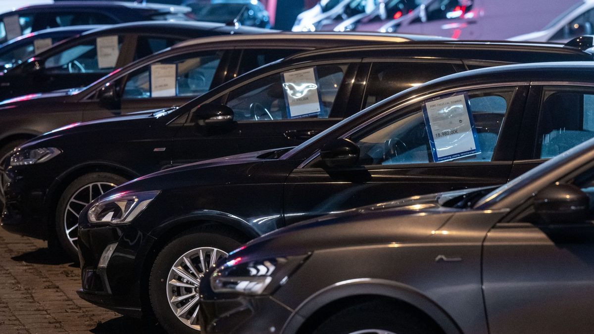 Neuwagen in einem Ford-Autohaus: Das Kraftfahrtbundesamt veröffentlicht die Zahlen für Neuzulassungen. - Foto: Hendrik Schmidt/dpa