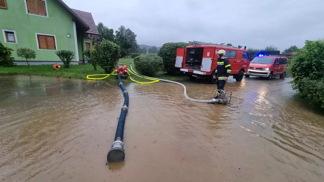 Nach starken Regenfällen ist die Feuerwehr im Bezirk Deutschlandsberg in Österreich im Einsatz. - Bild: Feuerwehren Des Bfv Deutschlands/APA/dpa