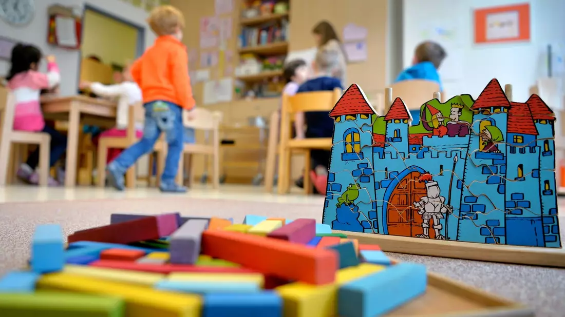 Bundesweit werden 92 Prozent der Kinder von drei Jahren bis zum Schuleintritt in einer Kita betreut. - Bild: Monika Skolimowska/dpa
