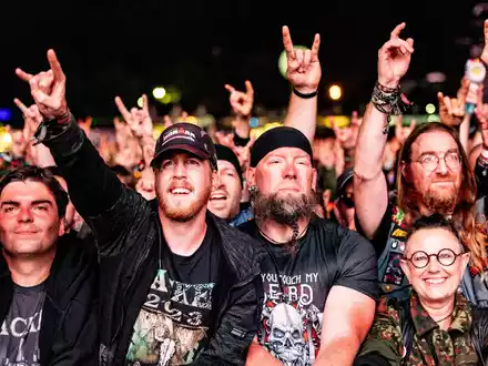 Crowdsurfing steht in Wacken auf der Tagesordnung. (Archivbild) - Foto: Axel Heimken/dpa