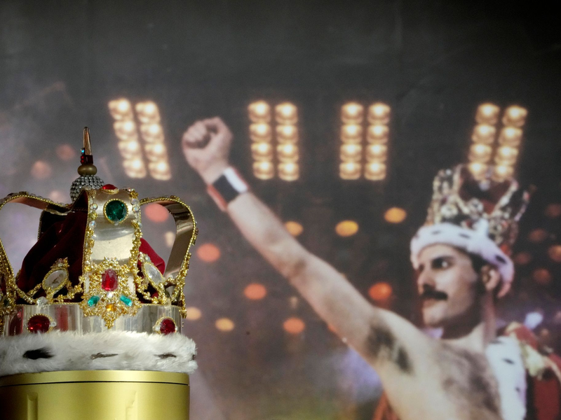 Freddie Mercurys charakteristische Krone, die er während der «Magic»-Tour trug, wird in den Auktionsräumen von Sotheby's ausgestellt. - Foto: Kirsty Wigglesworth/AP/dpa