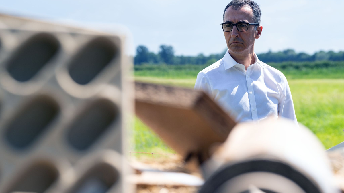 Er wird aufgefordert, die Kürzungen bei den weiteren Beratungen im Bundestag zu verhindern: Bundesagrarminister Cem Özdemir. - Foto: Soeren Stache/dpa