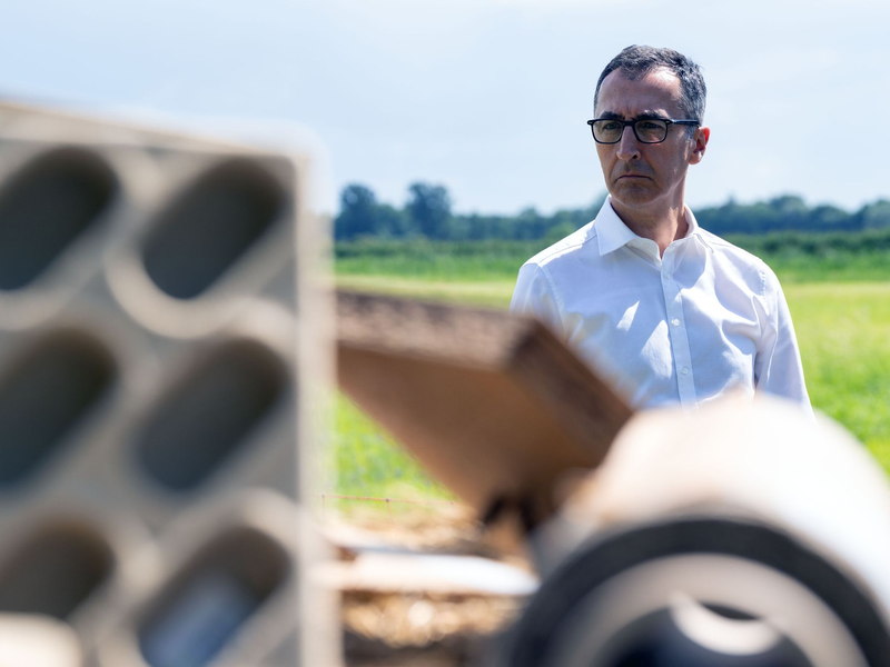 Er wird aufgefordert, die Kürzungen bei den weiteren Beratungen im Bundestag zu verhindern: Bundesagrarminister Cem Özdemir. - Foto: Soeren Stache/dpa