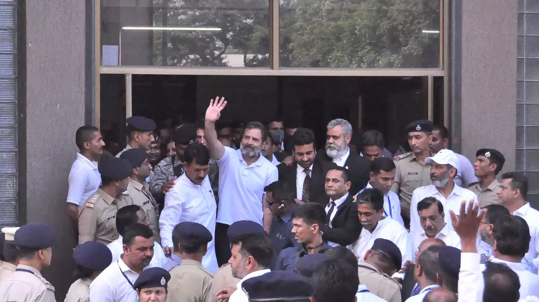 Rahul Gandhi (M.) winkt seinen Anhängern zu: Er ist ein Urenkel von Indiens erstem Premierminister Jawaharlal Nehru und Enkel der späteren Regierungschefin Indira Gandhi. - Bild: AP/dpa