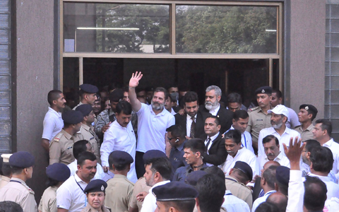 Rahul Gandhi (M.) winkt seinen Anhängern zu: Er ist ein Urenkel von Indiens erstem Premierminister Jawaharlal Nehru und Enkel der späteren Regierungschefin Indira Gandhi. - Foto: AP/dpa