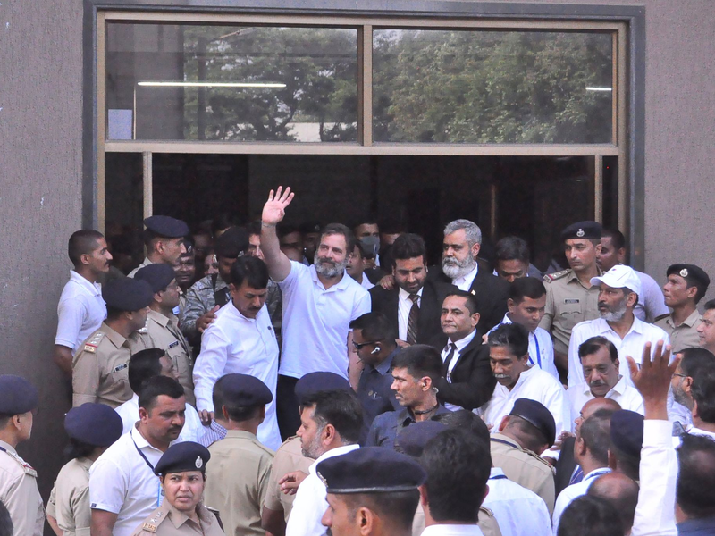 Rahul Gandhi (M.) winkt seinen Anhängern zu: Er ist ein Urenkel von Indiens erstem Premierminister Jawaharlal Nehru und Enkel der späteren Regierungschefin Indira Gandhi. - Foto: AP/dpa