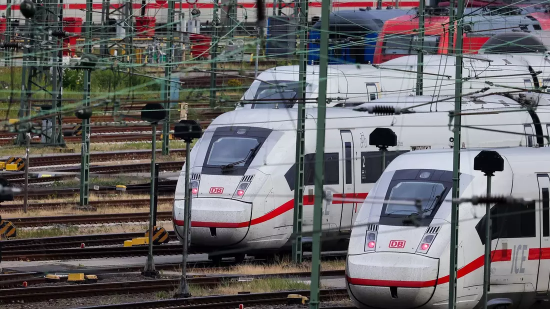 ICE-Züge der Deutschen Bahn (DB). Wie steht es mit der Pünktlichkeit? - Bild: Christian Charisius/dpa