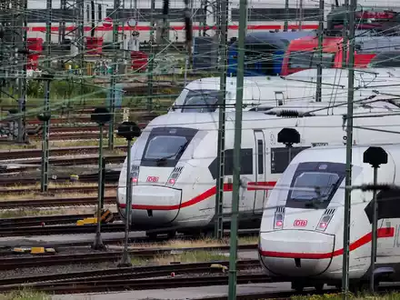 ICE-Züge der Deutschen Bahn (DB). Wie steht es mit der Pünktlichkeit? - Foto: Christian Charisius/dpa