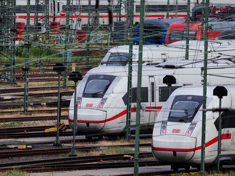 ICE-Züge der Deutschen Bahn (DB). Wie steht es mit der Pünktlichkeit? - Foto: Christian Charisius/dpa