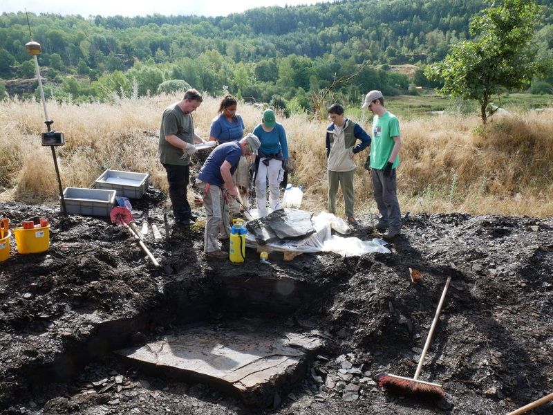 Eine Gruppe von Forschern begutachtet einen ausgehobenen Ölschiefer-Block in der Grube Messel bei Darmstadt. - Foto: Hessisches Landesmuseum Darmstadt/dpa