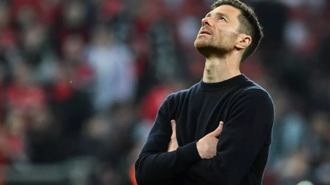 Leverkusens Trainer Xabi Alonso feiert mit seinen Spielern das Remis bei Borussia Dortmund. - Bild: Bernd Thissen/dpa