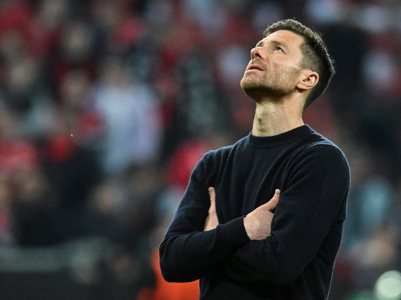 Wieder ein Cup für Alonso. - Foto: Bernd Thissen/dpa