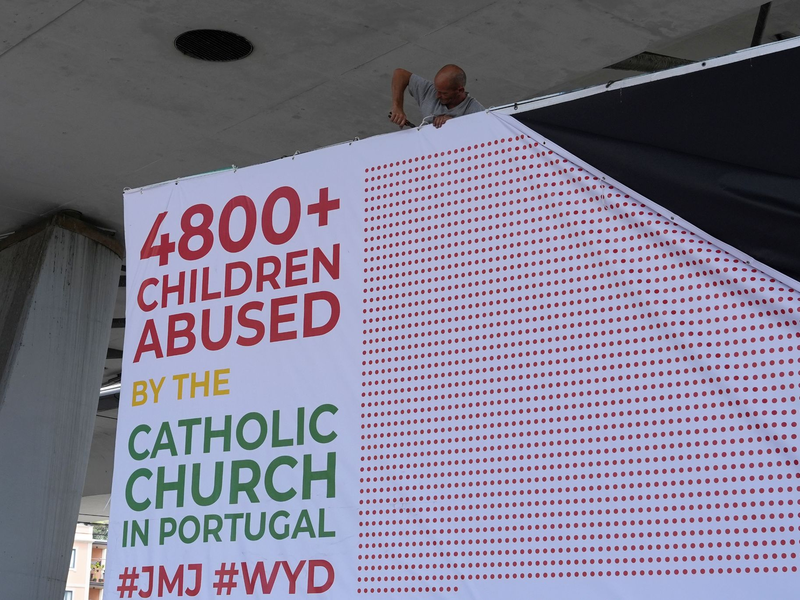 Die Protest-Plakate wurden von der Bewegung «This is Our Memorial» angebracht. «Obwohl bei diesem Weltjugendtag Imagewäsche betrieben wird, vergessen wir die Opfer nicht», sagte die Initiatorin. - Foto: Ana Brigida/AP