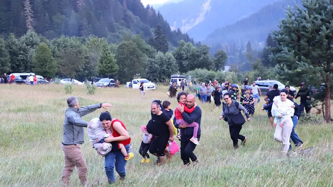 Menschen werden nach einem Erdrutsch in der Nähe von Schowi in Georgien aus einem Ferienort evakuiert. - Bild: Uncredited/Ministry of Internal Affairs of Georgia Press Service/AP/dpa