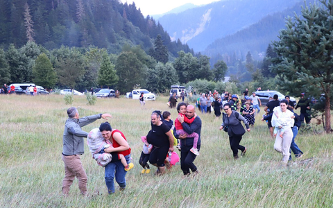 Menschen werden nach einem Erdrutsch in der Nähe von Schowi in Georgien aus einem Ferienort evakuiert. - Foto: Uncredited/Ministry of Internal Affairs of Georgia Press Service/AP/dpa