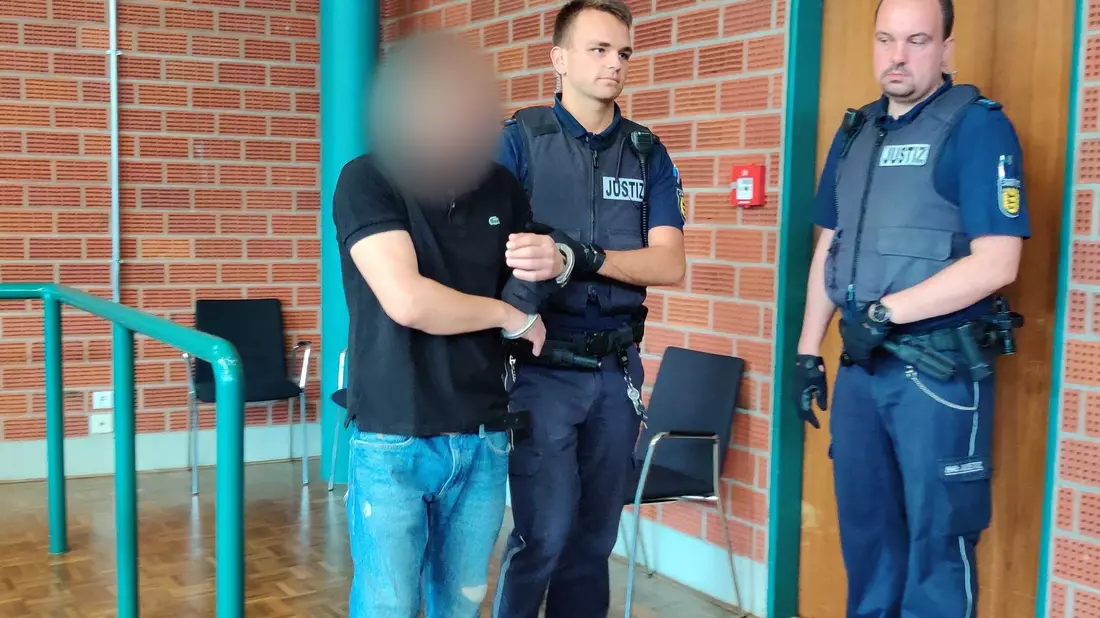 Der Angeklagte (l.) wird in Konstanz zu lebenslanger Haft verurteilt. - Bild: Katharina Schröder/dpa