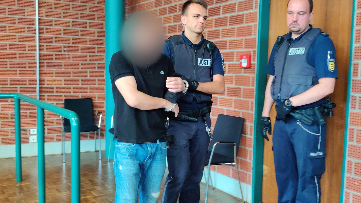 Der Angeklagte (l.) wird in Konstanz zu lebenslanger Haft verurteilt. - Foto: Katharina Schröder/dpa