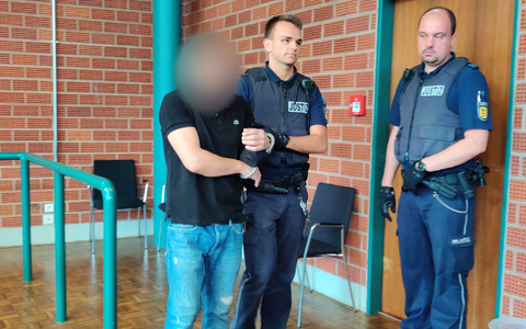 Der Angeklagte (l.) wird in Konstanz zu lebenslanger Haft verurteilt. - Foto: Katharina Schröder/dpa